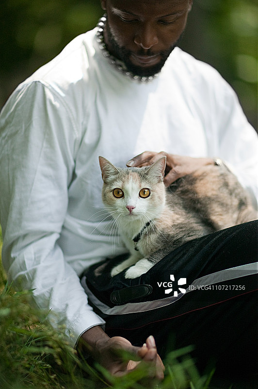 男人抚摸他的猫图片素材