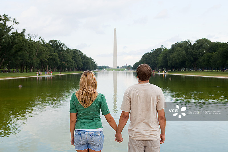 情侣眺望华盛顿纪念碑的背影图片素材
