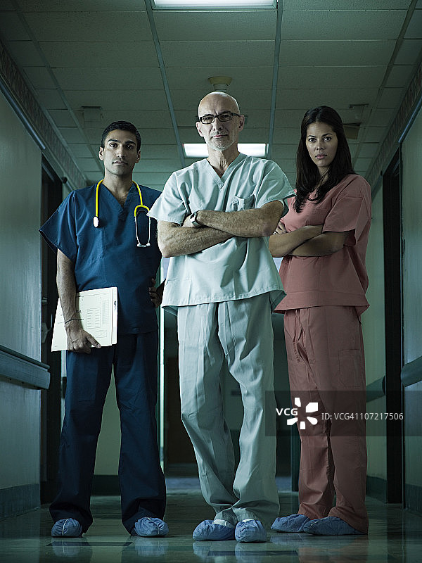 医院工作人员站在走廊里图片素材