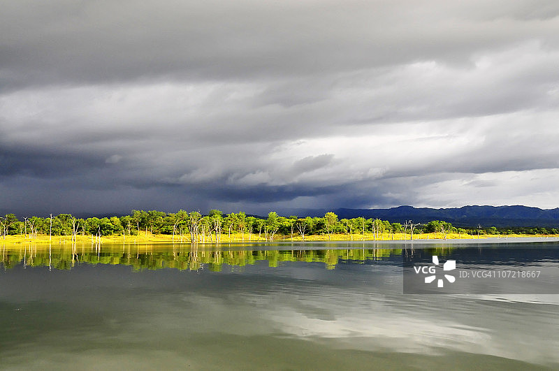 卡里巴湖的雨景图片素材