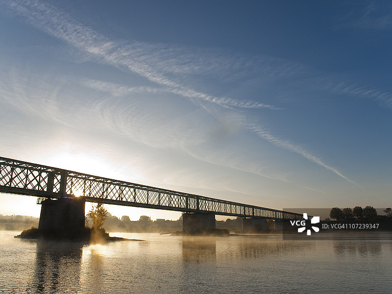 卢瓦尔河上的日出图片素材