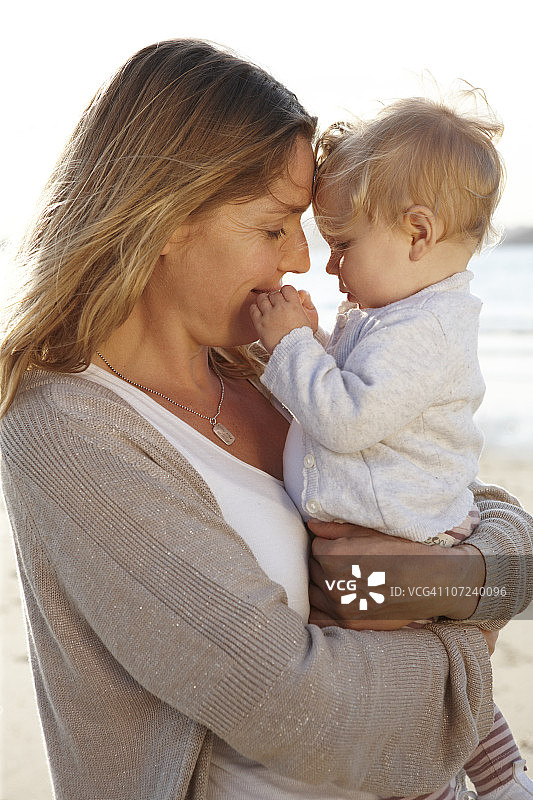母子在户外额头相触图片素材