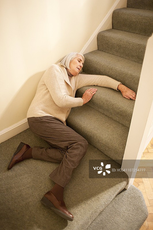 老年妇女摔倒受伤图片素材