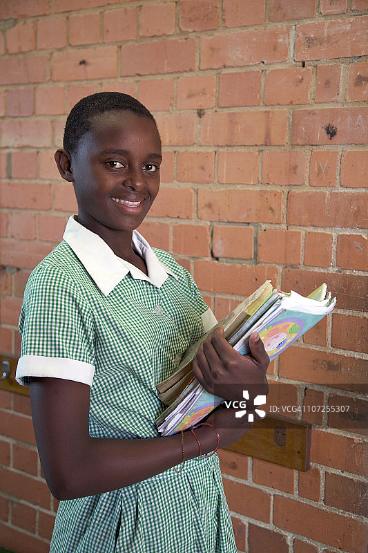 拿着课本的女学生肖像，南非纳塔尔省图片素材