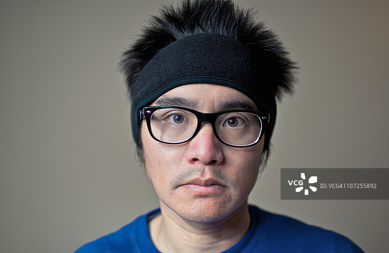 戴着黑框眼镜和头带的男人图片素材