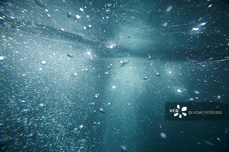 水下气泡上升至海面图片素材