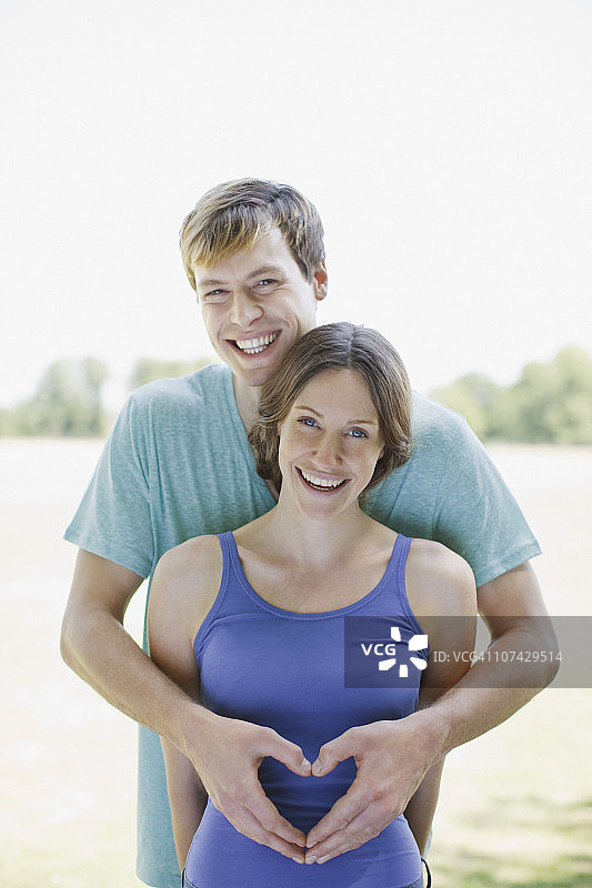 微笑情侣用手比心图片素材