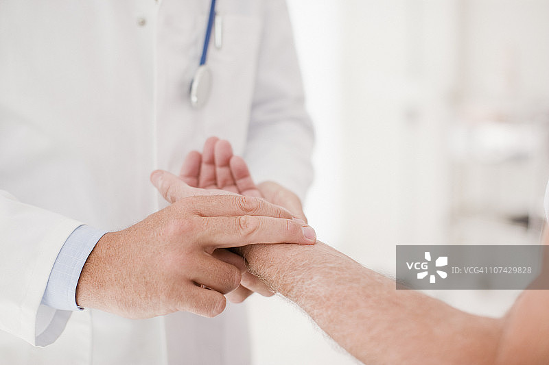 医生为病人量脉搏图片素材