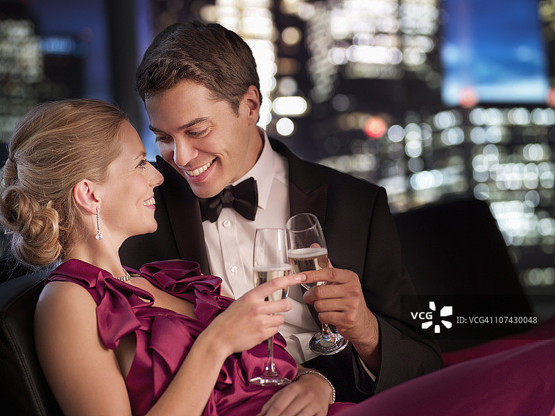 优雅的情侣在夜晚喝香槟图片素材