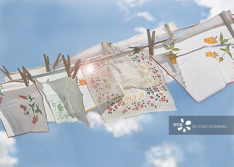 蓝天下的手帕图片素材