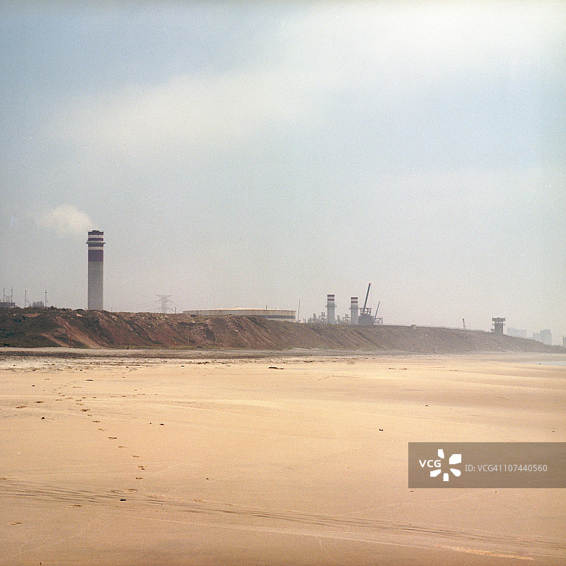 墨西哥海滩上的工厂大厦图片素材