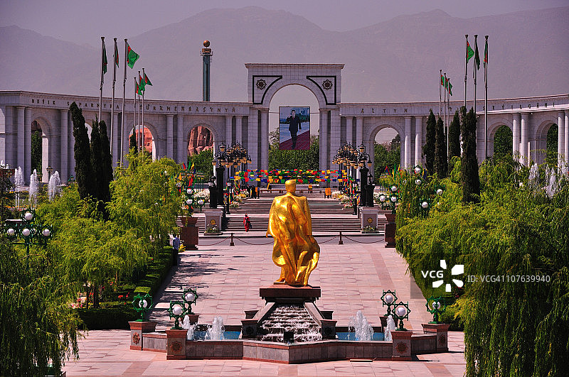 阿什哈巴特的金色雕像图片素材