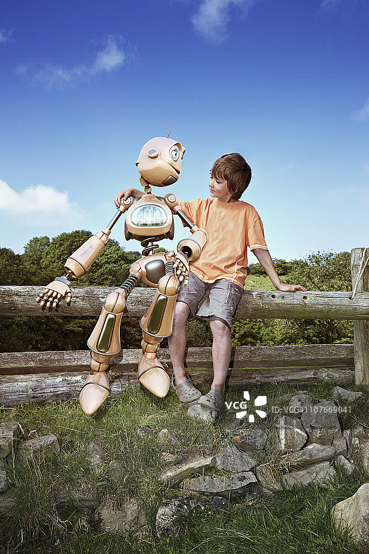 与机器人伙伴在一起的男孩图片素材