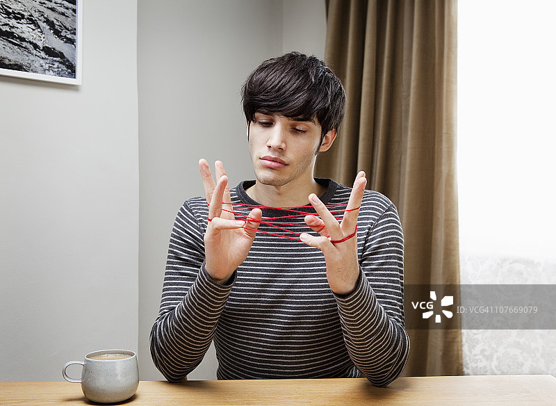 玩翻绳的男人图片素材