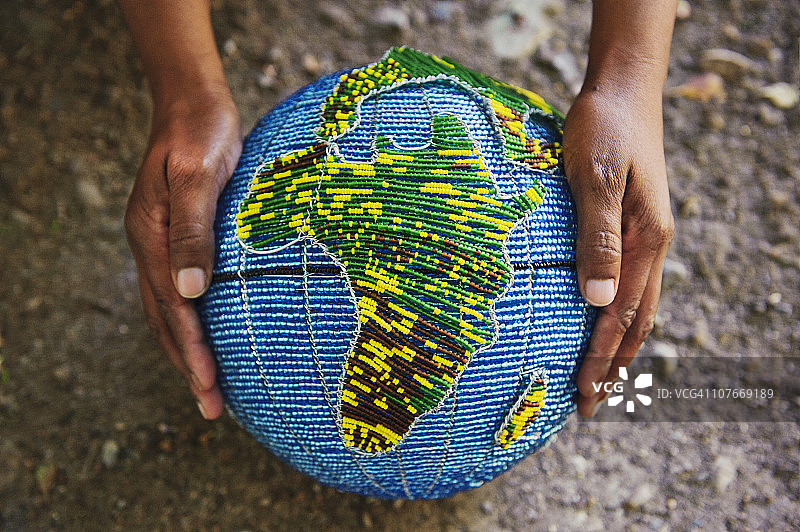 显示非洲的串珠地球仪图片素材