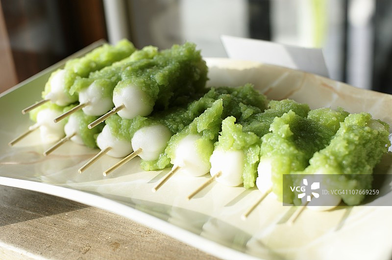 盘子里的绿色毛豆豆沙饺子图片素材