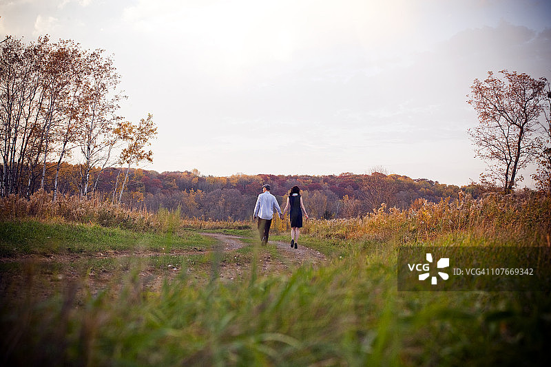 独自散步的幸福情侣图片素材
