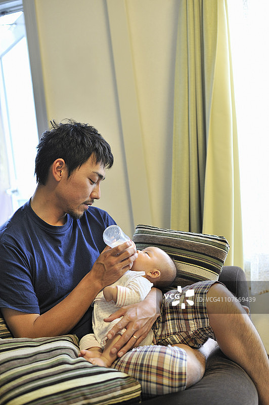 父亲给婴儿喂奶图片素材