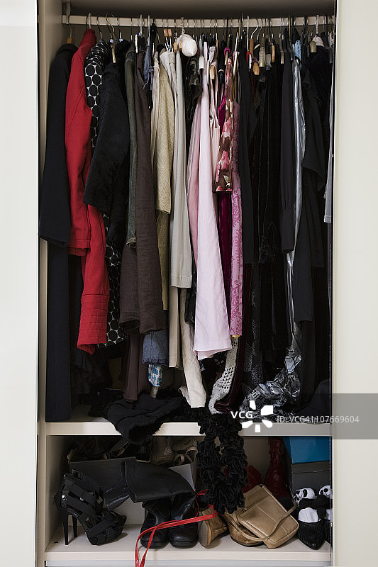凌乱的女性衣柜图片素材