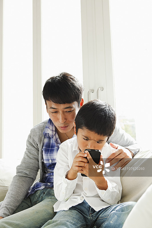 年轻的父亲和儿子图片素材