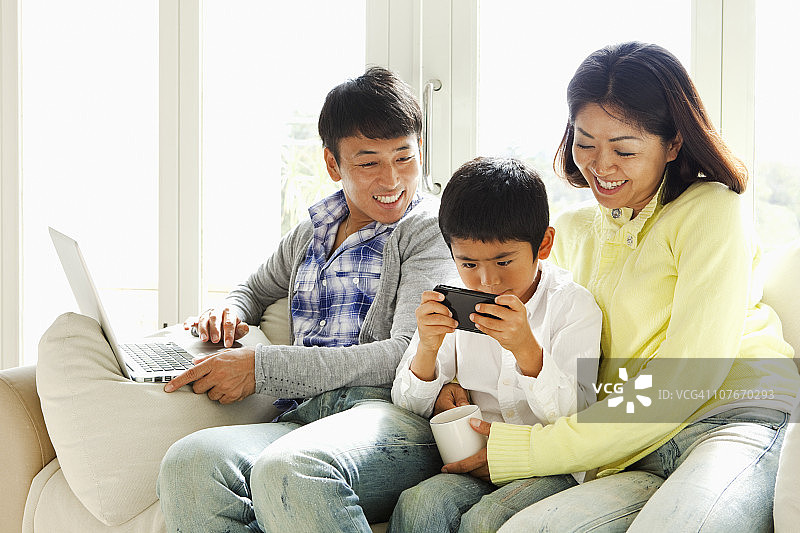 幸福的夫妇和他们的儿子图片素材