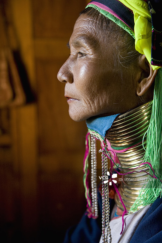 佩戴传统颈环的缅甸妇女图片素材