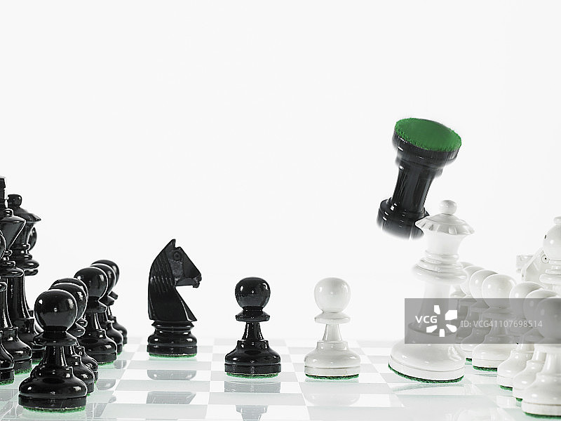 黑白棋子与被吃掉的城堡图片素材