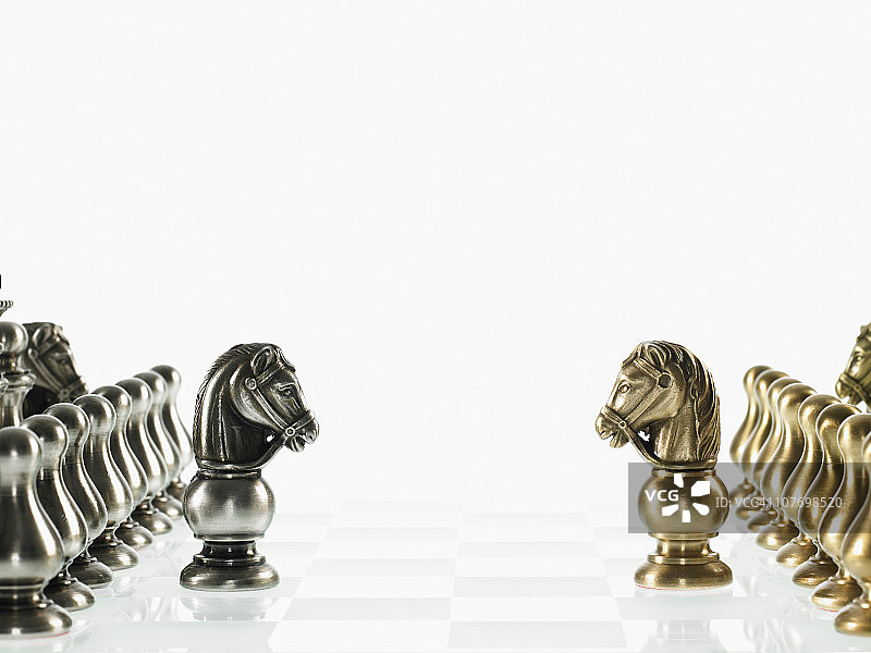 棋盘上的银色和金色象棋队图片素材
