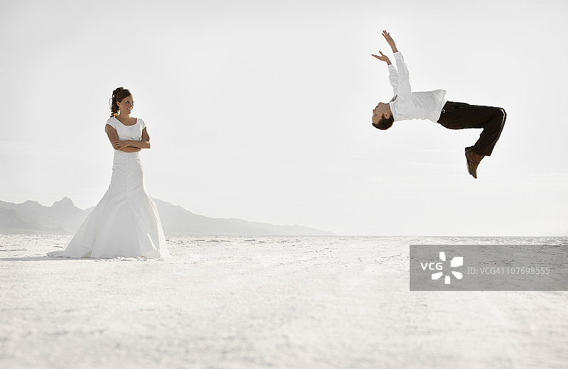 美国犹他州邦纳维尔盐滩，新娘看新郎沙漠后空翻图片素材