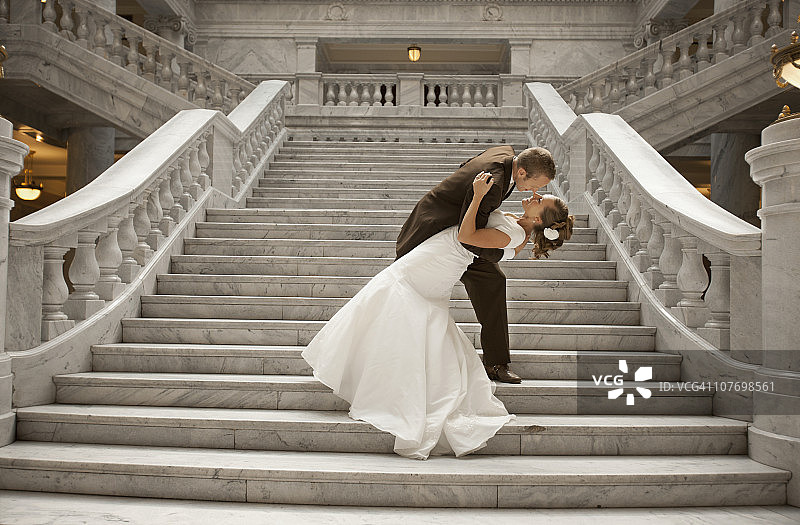 美国犹他州盐湖城，新娘新郎在台阶上拥抱图片素材