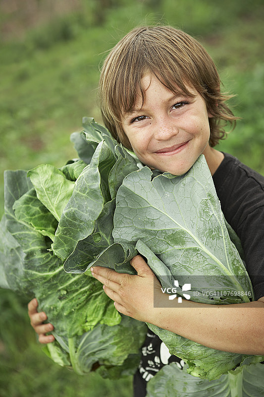 美国科罗拉多州卡本代尔男孩肖像（6-7岁）图片素材