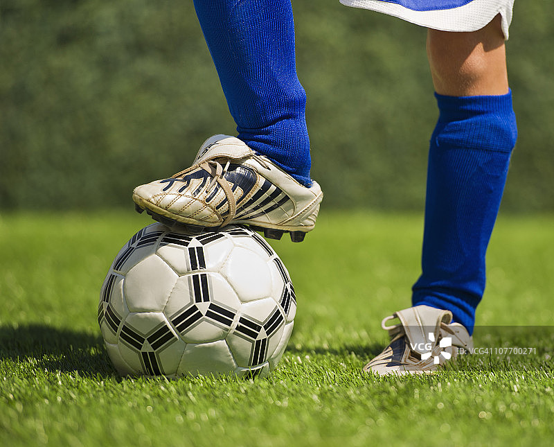 美国新泽西州泽西市，男孩（10-11岁）踢足球的下半身图片素材