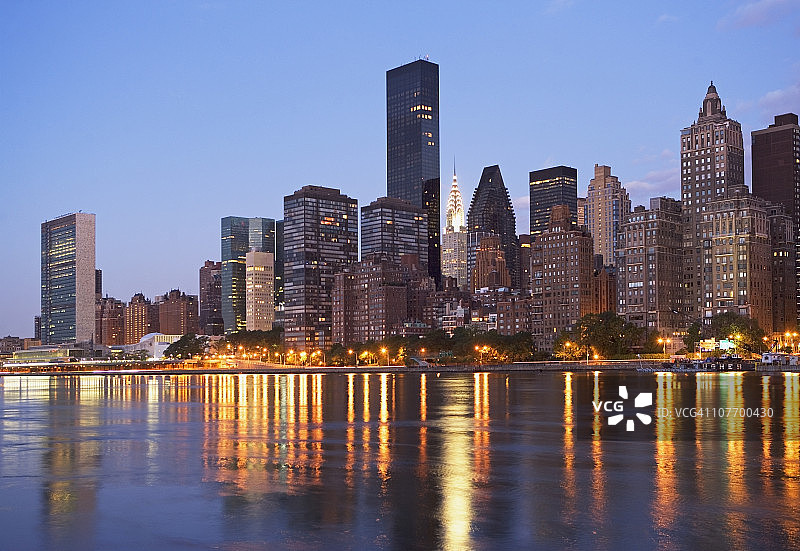 美国纽约州纽约市：黄昏时分的曼哈顿天际线图片素材