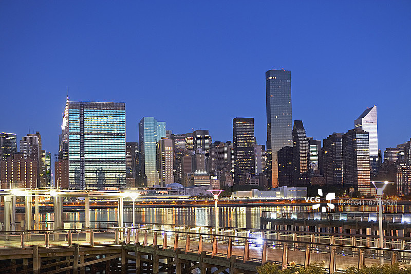 美国纽约联合国大厦、特朗普世界大厦和联合国广场天际线图片素材