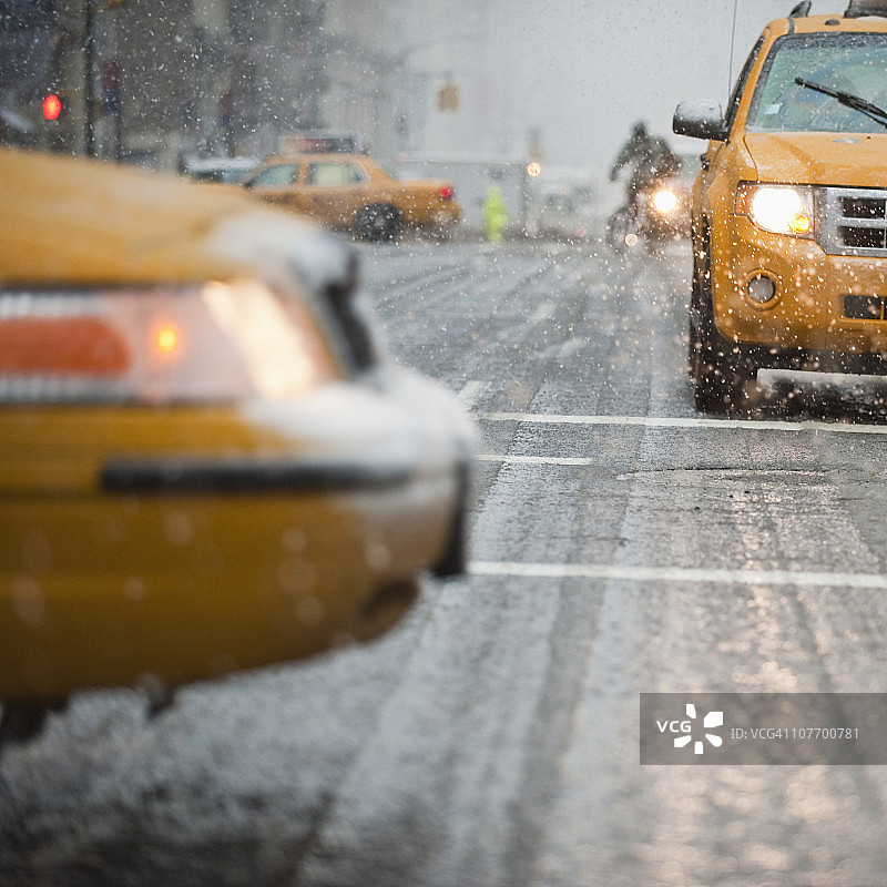 美国纽约：雪中街头的黄色出租车特写图片素材