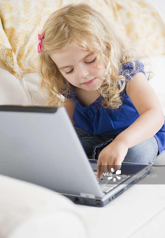 美国新泽西州泽西市，使用笔记本电脑的女孩（4-5岁）图片素材