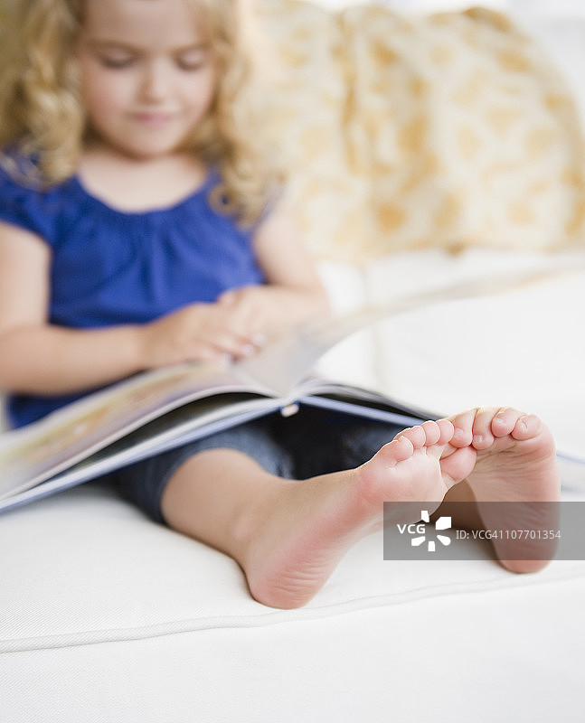 美国新泽西州泽西市：女孩(4-5岁)读书图片素材