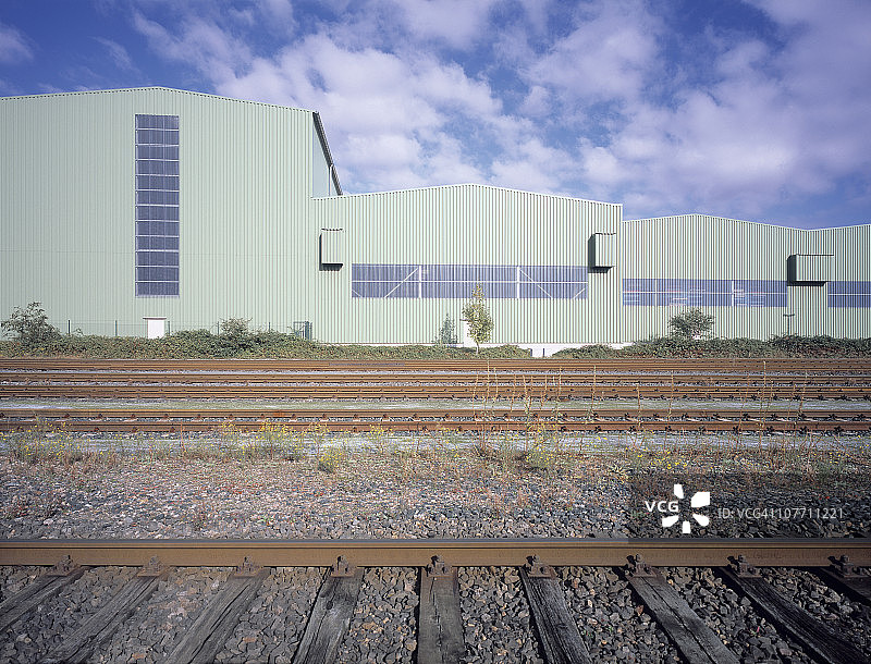 铁路旁新建的工业建筑图片素材