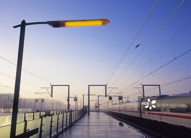 快速ICE列车驶离阿姆斯特丹车站。图片素材