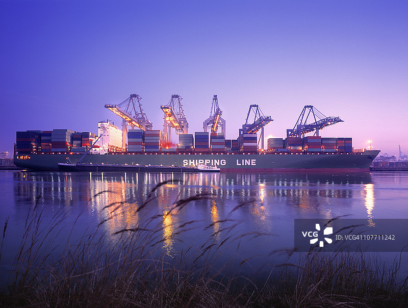 在鹿特丹装载的大型集装箱船图片素材