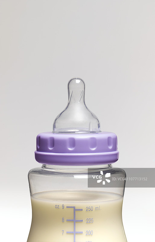 带复制空间的婴儿奶瓶中的牛奶图片素材
