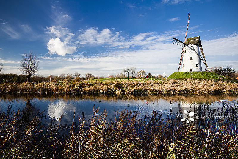 Damse Vaart运河旁的风车图片素材