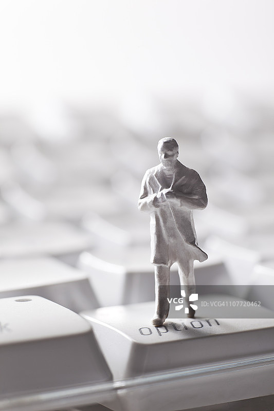 键盘上的人物图片素材