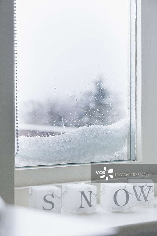 窗户旁的雪堆与雪块图片素材