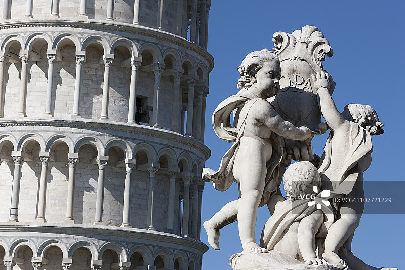 小天使喷泉雕像，比萨斜塔图片素材