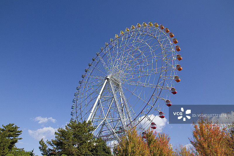 日本莫里科罗公园的摩天轮和蓝天图片素材