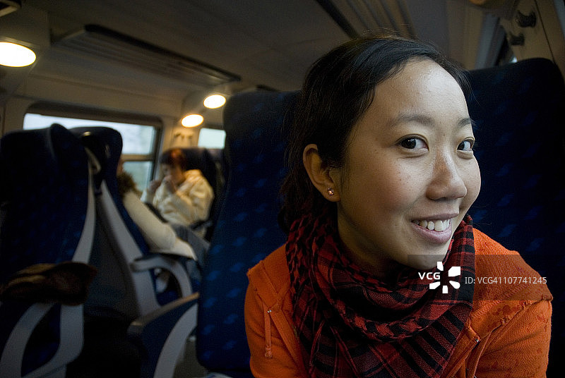 年轻女性乘坐火车旅行，意大利风光图片素材