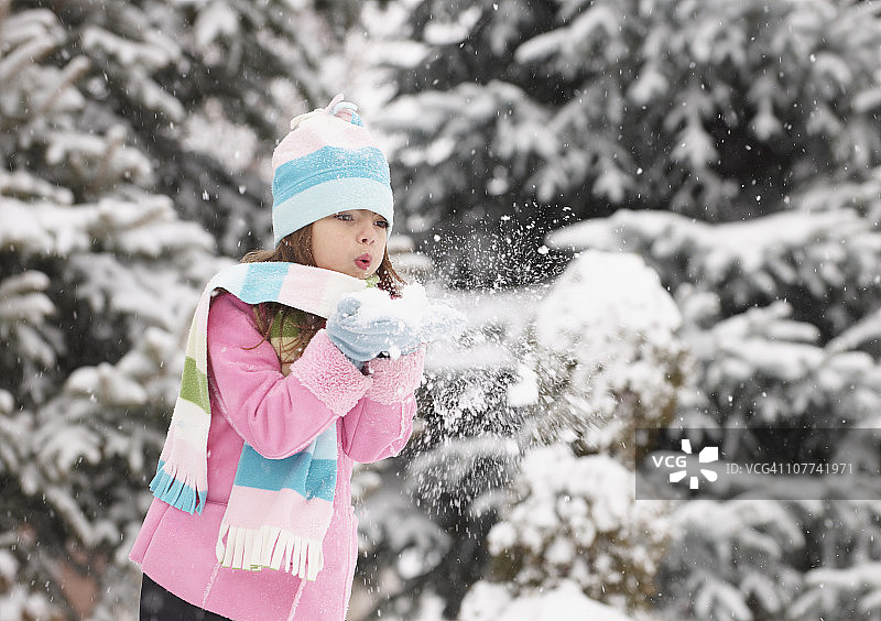 女孩吹起手中的雪图片素材