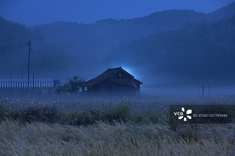 月光下的房子图片素材