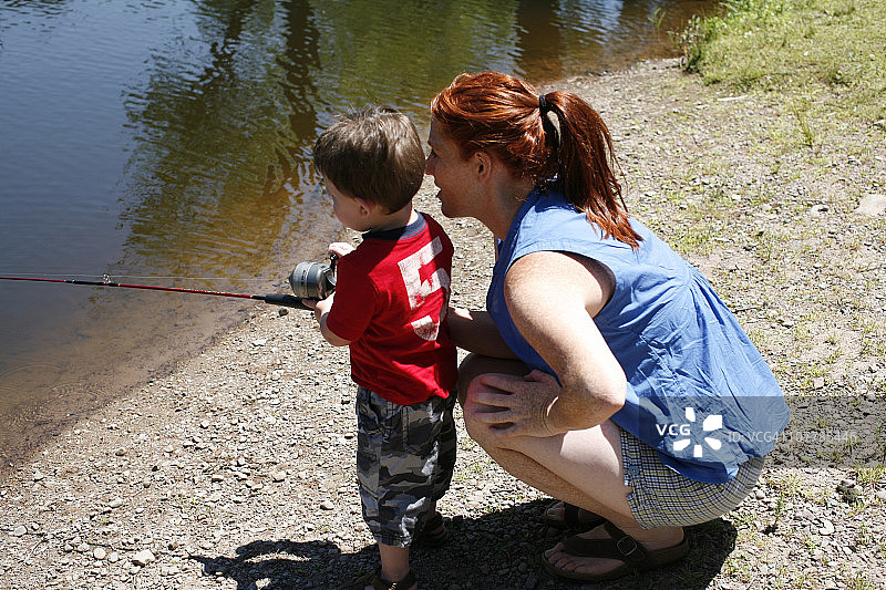 母子钓鱼图片素材